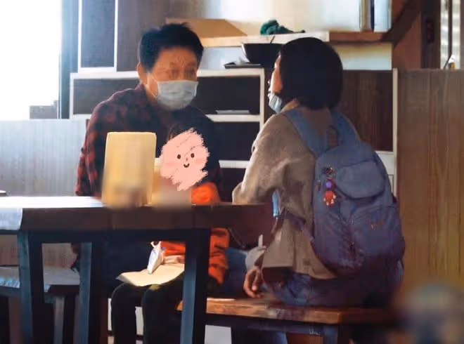 59歲金鐘視帝秘密二婚!與印尼妻子甜蜜出遊,兒子身高到父母腰部