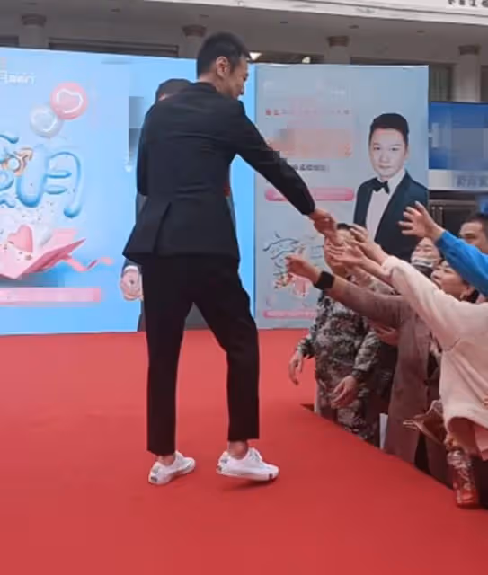 陶大宇小縣城跑商演，賣力演唱《倒轉地球》，背後樓房銹跡斑斑
