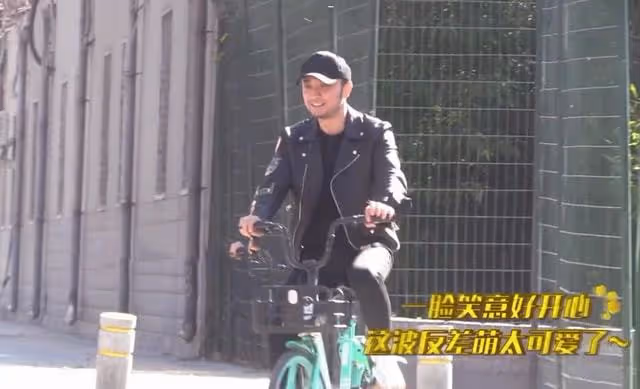 尼格買提再被疑離婚，與兩美女外出遊玩心情好，妻子社交平台停更