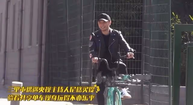 尼格買提再被疑離婚，與兩美女外出遊玩心情好，妻子社交平台停更
