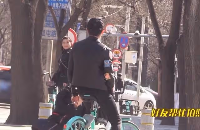 尼格買提再被疑離婚，與兩美女外出遊玩心情好，妻子社交平台停更