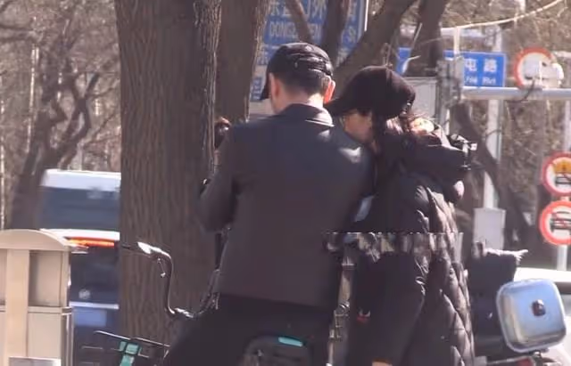 尼格買提再被疑離婚，與兩美女外出遊玩心情好，妻子社交平台停更