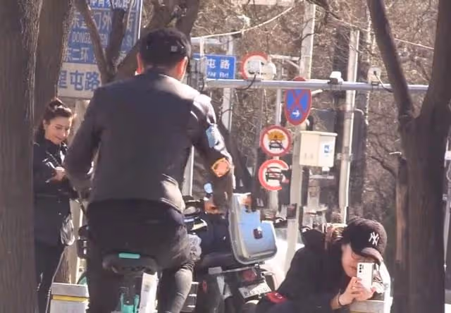 尼格買提再被疑離婚，與兩美女外出遊玩心情好，妻子社交平台停更