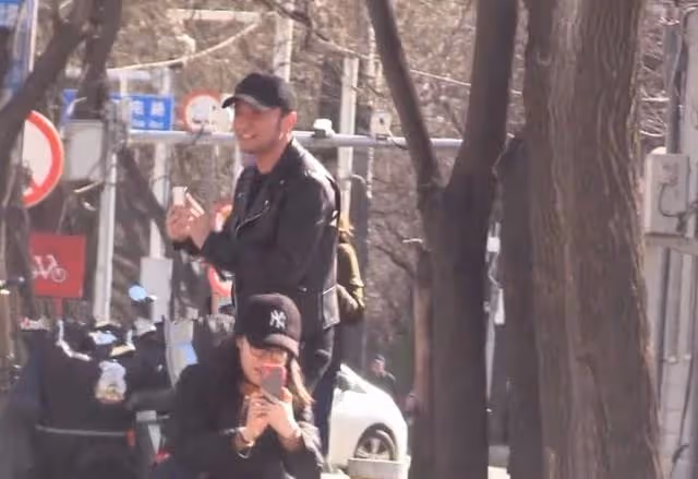 尼格買提再被疑離婚，與兩美女外出遊玩心情好，妻子社交平台停更