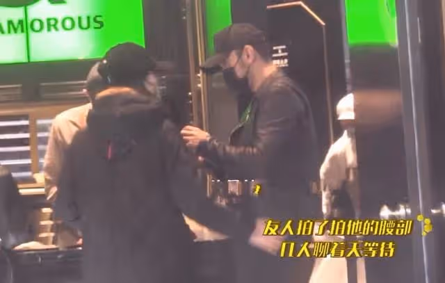 尼格買提再被疑離婚,與兩美女外出遊玩心情好,妻子社交平台停更