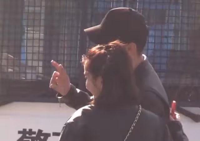 尼格買提再被疑離婚,與兩美女外出遊玩心情好,妻子社交平台停更