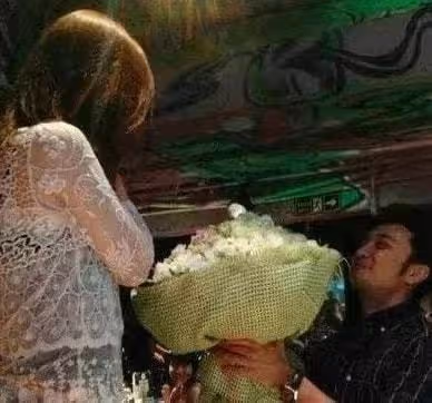 尼格買提再被疑離婚,與兩美女外出遊玩心情好,妻子社交平台停更