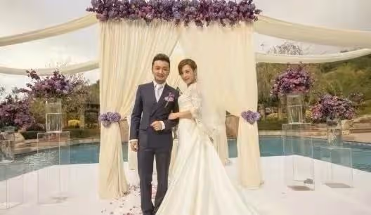 尼格買提再被疑離婚,與兩美女外出遊玩心情好,妻子社交平台停更