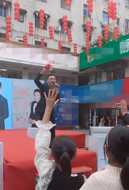 陶大宇小縣城跑商演，賣力演唱《倒轉地球》，背後樓房銹跡斑斑