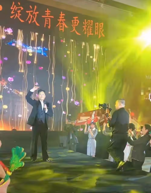 50歲毛寧現身商演,身材壯碩肌肉明顯,把女富婆迷得五魂三倒!