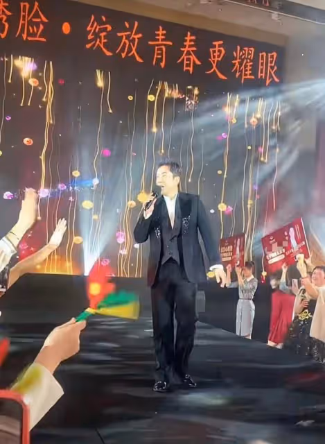 50歲毛寧現身商演,身材壯碩肌肉明顯,把女富婆迷得五魂三倒!