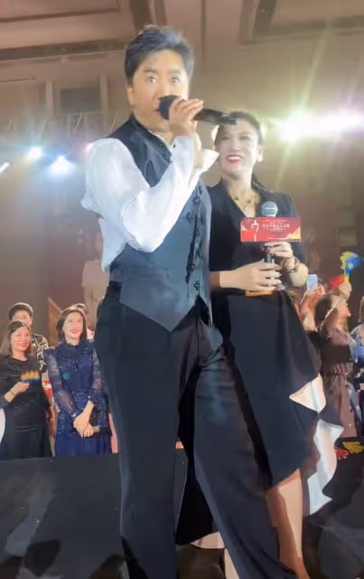 50歲毛寧現身商演,身材壯碩肌肉明顯,把女富婆迷得五魂三倒!