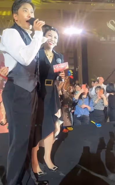 50歲毛寧現身商演,身材壯碩肌肉明顯,把女富婆迷得五魂三倒!