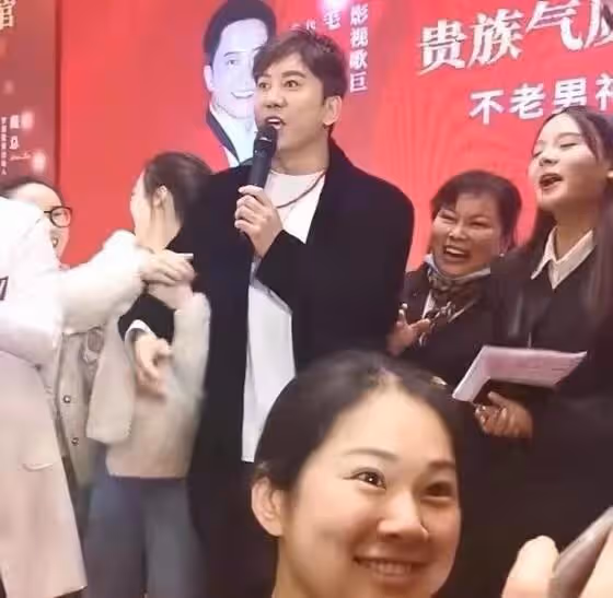 50歲毛寧現身商演,身材壯碩肌肉明顯,把女富婆迷得五魂三倒!