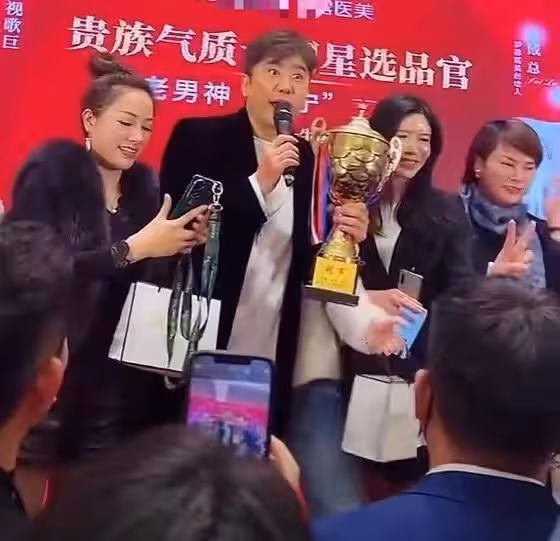 50歲毛寧現身商演,身材壯碩肌肉明顯,把女富婆迷得五魂三倒!