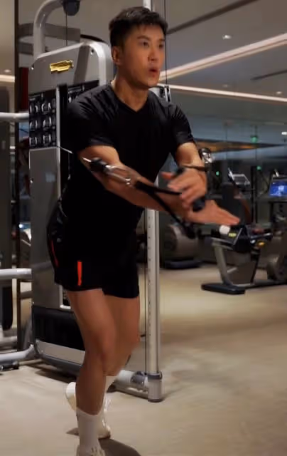 50歲毛寧現身商演,身材壯碩肌肉明顯,把女富婆迷得五魂三倒!