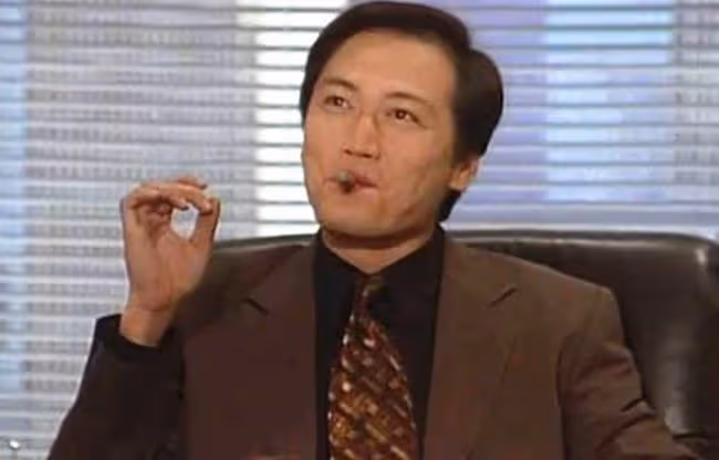 陶大宇小縣城跑商演，賣力演唱《倒轉地球》，背後樓房銹跡斑斑