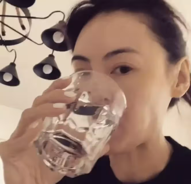 張柏芝關掉濾鏡，關掉美顏，瞬間露出真顏！網友：讓我冷靜一下！