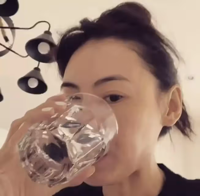 張柏芝關掉濾鏡，關掉美顏，瞬間露出真顏！網友：讓我冷靜一下！