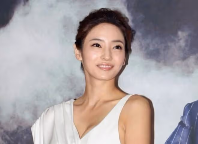 韓彩英最紅時突然嫁人,隱退多年卻突然復出,據傳與丈夫債務危機有關