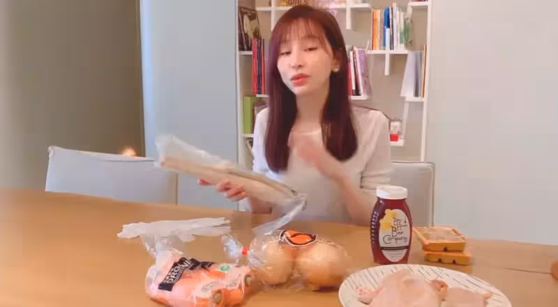化身美廚娘！王心凌直播「意外曝光奢華豪宅」　客廳超大「堆滿名牌包」粉絲驚：太貴氣啦