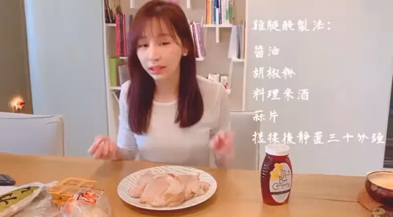 化身美廚娘！王心凌直播「意外曝光奢華豪宅」　客廳超大「堆滿名牌包」粉絲驚：太貴氣啦