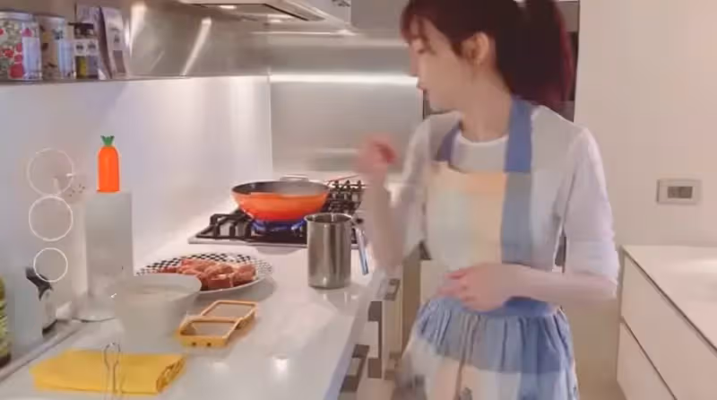 化身美廚娘！王心凌直播「意外曝光奢華豪宅」　客廳超大「堆滿名牌包」粉絲驚：太貴氣啦
