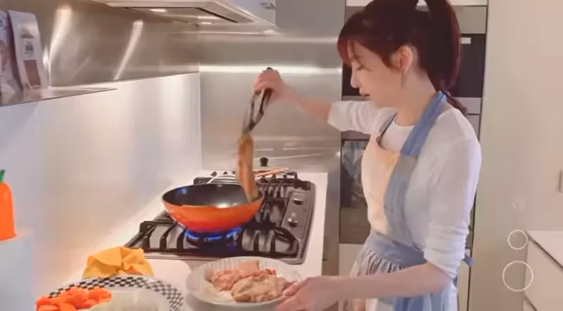 化身美廚娘！王心凌直播「意外曝光奢華豪宅」　客廳超大「堆滿名牌包」粉絲驚：太貴氣啦