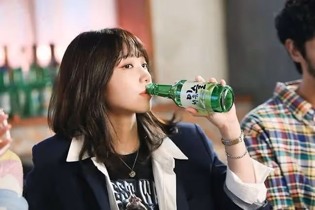 火車上對著手機唱歌選上女團主唱，屢獲演技殊榮信看演員的她最近以酒為樂?