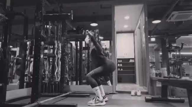 火車上對著手機唱歌選上女團主唱，屢獲演技殊榮信看演員的她最近以酒為樂?