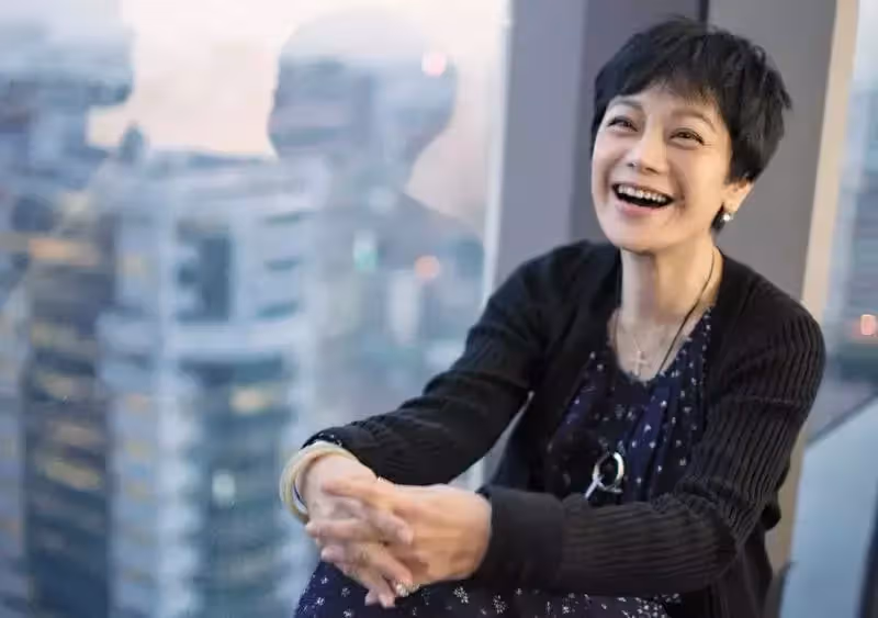 66歲張艾嘉穿深V走紅毯「霸氣征戰威尼斯」簡單就是美「不受年齡限制」造型零失誤
