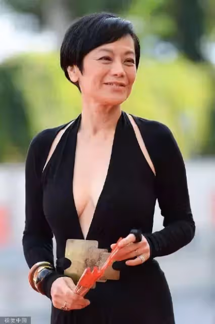 66歲張艾嘉穿深V走紅毯「霸氣征戰威尼斯」簡單就是美「不受年齡限制」造型零失誤