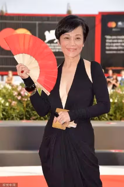 66歲張艾嘉穿深V走紅毯「霸氣征戰威尼斯」簡單就是美「不受年齡限制」造型零失誤