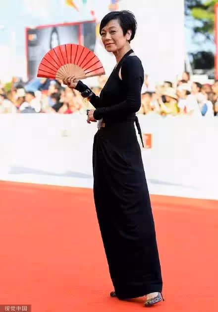 66歲張艾嘉穿深V走紅毯「霸氣征戰威尼斯」簡單就是美「不受年齡限制」造型零失誤