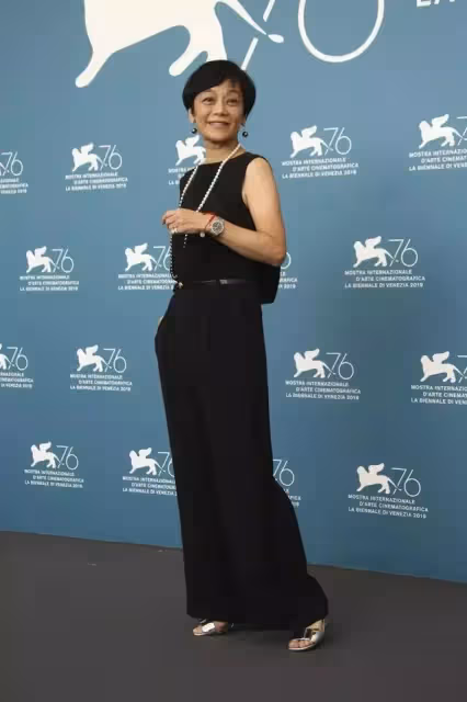66歲張艾嘉穿深V走紅毯「霸氣征戰威尼斯」簡單就是美「不受年齡限制」造型零失誤
