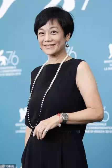 66歲張艾嘉穿深V走紅毯「霸氣征戰威尼斯」簡單就是美「不受年齡限制」造型零失誤