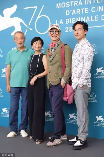 66歲張艾嘉穿深V走紅毯「霸氣征戰威尼斯」簡單就是美「不受年齡限制」造型零失誤