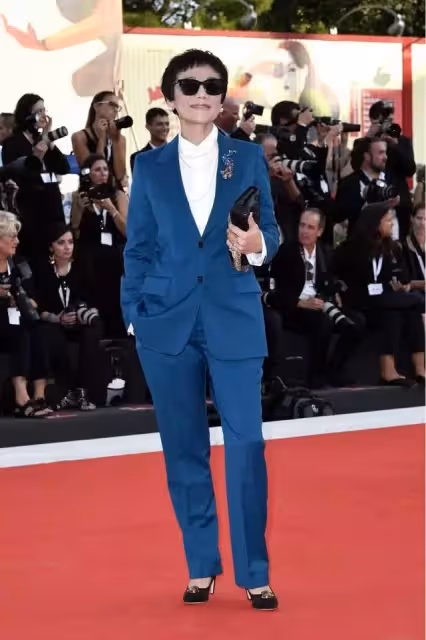 66歲張艾嘉穿深V走紅毯「霸氣征戰威尼斯」簡單就是美「不受年齡限制」造型零失誤