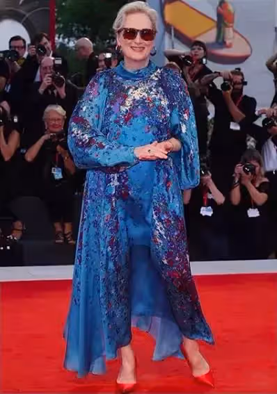 66歲張艾嘉穿深V走紅毯「霸氣征戰威尼斯」簡單就是美「不受年齡限制」造型零失誤
