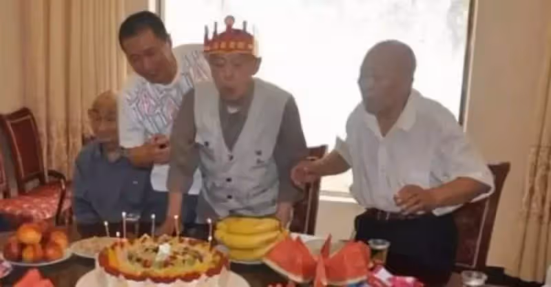 父過60大壽！親生子女「裝喝茫」趴桌不起， 養子主動結帳卻被前臺回絕，老父一席話兒女「酒醒」羞愧掩面