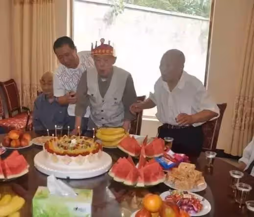 父過60大壽！親生子女「裝喝茫」趴桌不起， 養子主動結帳卻被前臺回絕，老父一席話兒女「酒醒」羞愧掩面