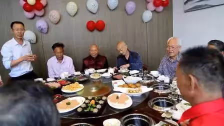 父過60大壽！親生子女「裝喝茫」趴桌不起， 養子主動結帳卻被前臺回絕，老父一席話兒女「酒醒」羞愧掩面