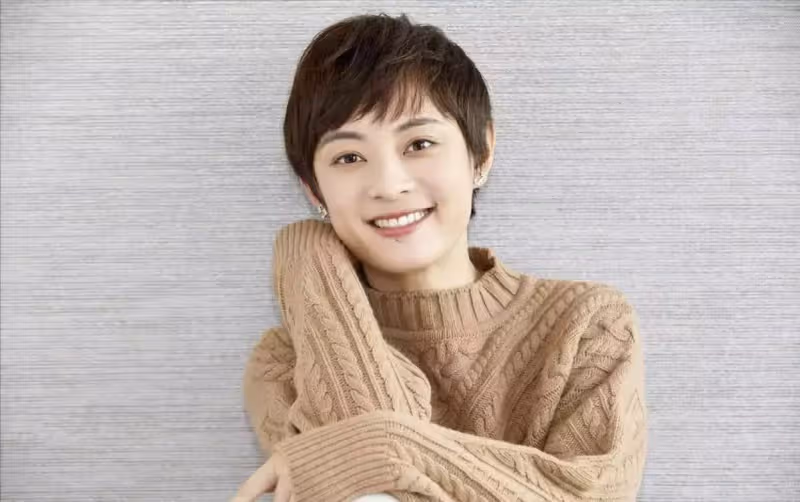 親媽後媽都是媽!低谷時繼母打工「匿名資助她」她成名後「為繼母治病」送豪宅:善良的人會被眷顧
