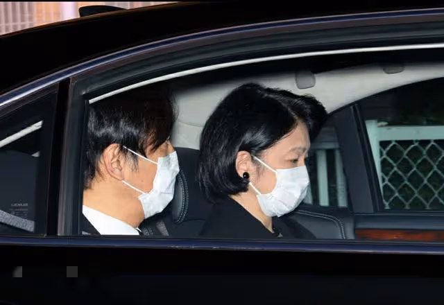 女兒低嫁惹笑話，父親緊跟著離世，紅白喜事撞一起，真子公主慌了