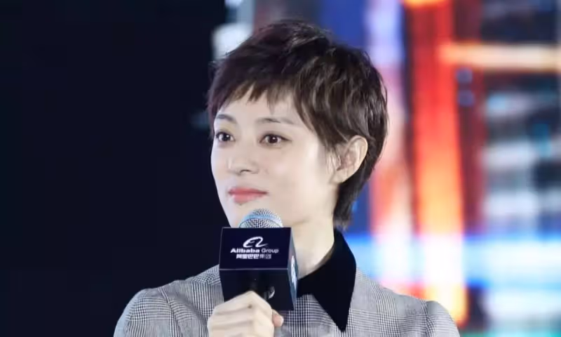 親媽後媽都是媽!低谷時繼母打工「匿名資助她」她成名後「為繼母治病」送豪宅:善良的人會被眷顧