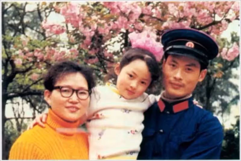 親媽後媽都是媽!低谷時繼母打工「匿名資助她」她成名後「為繼母治病」送豪宅:善良的人會被眷顧