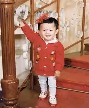 親媽後媽都是媽!低谷時繼母打工「匿名資助她」她成名後「為繼母治病」送豪宅:善良的人會被眷顧