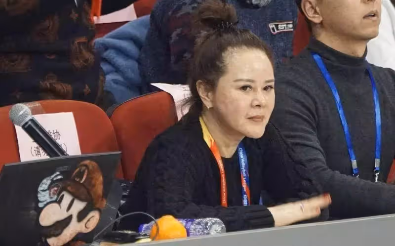 親媽後媽都是媽!低谷時繼母打工「匿名資助她」她成名後「為繼母治病」送豪宅:善良的人會被眷顧