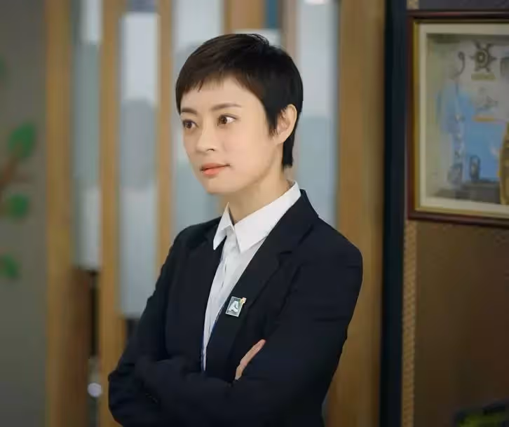 親媽後媽都是媽!低谷時繼母打工「匿名資助她」她成名後「為繼母治病」送豪宅:善良的人會被眷顧