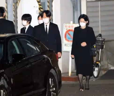 女兒低嫁惹笑話，父親緊跟著離世，紅白喜事撞一起，真子公主慌了
